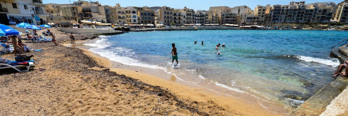 La baie de Marsalforn, à Gozo : la plage et le village