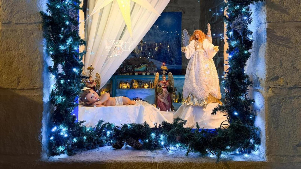Une crèche de Noël dans une vitrine illuminée, à Malte