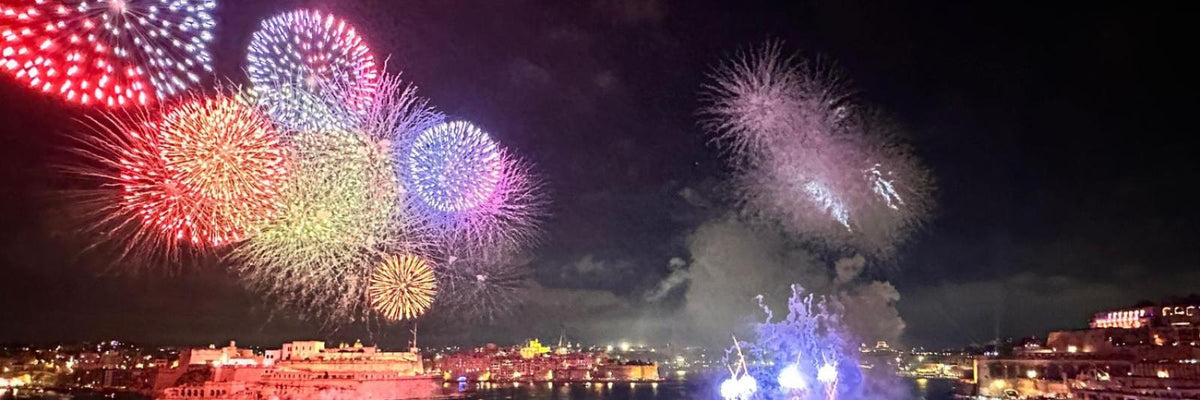 Un feu d'artifice au-dessus du port, la nuit