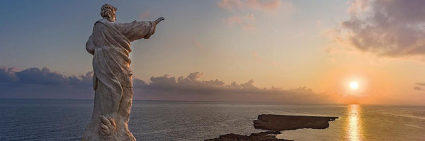 La statue de saint Paul face à la mer, au coucher du soleil
