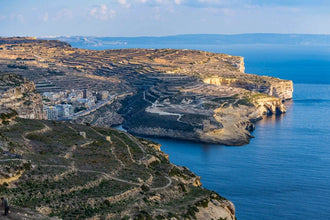 Xlendi, Gozo : la baie de Xlendi, baignade, plongée, tour et grottes