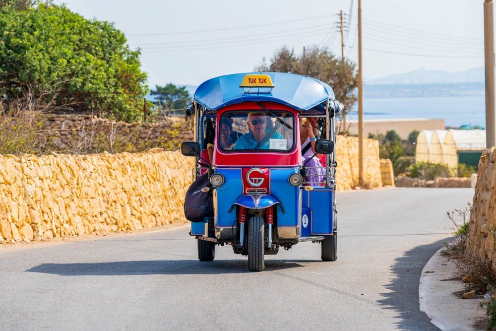 Excursion Gozo & Comino en Tuk - Tuk — Blue Lagoon + Coucher de Soleil - malte