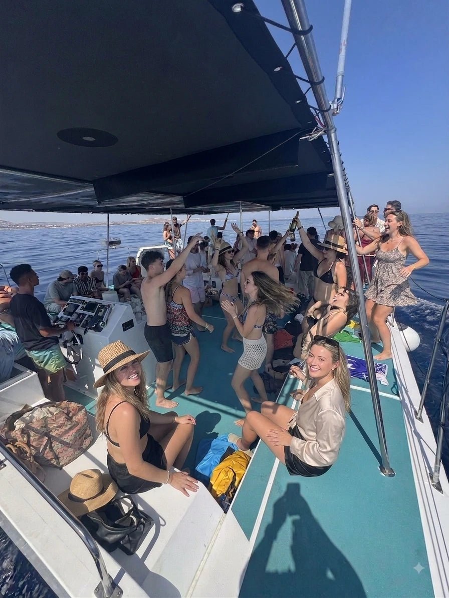 Gruppe tanzt auf dem Deck des großen Katamarans