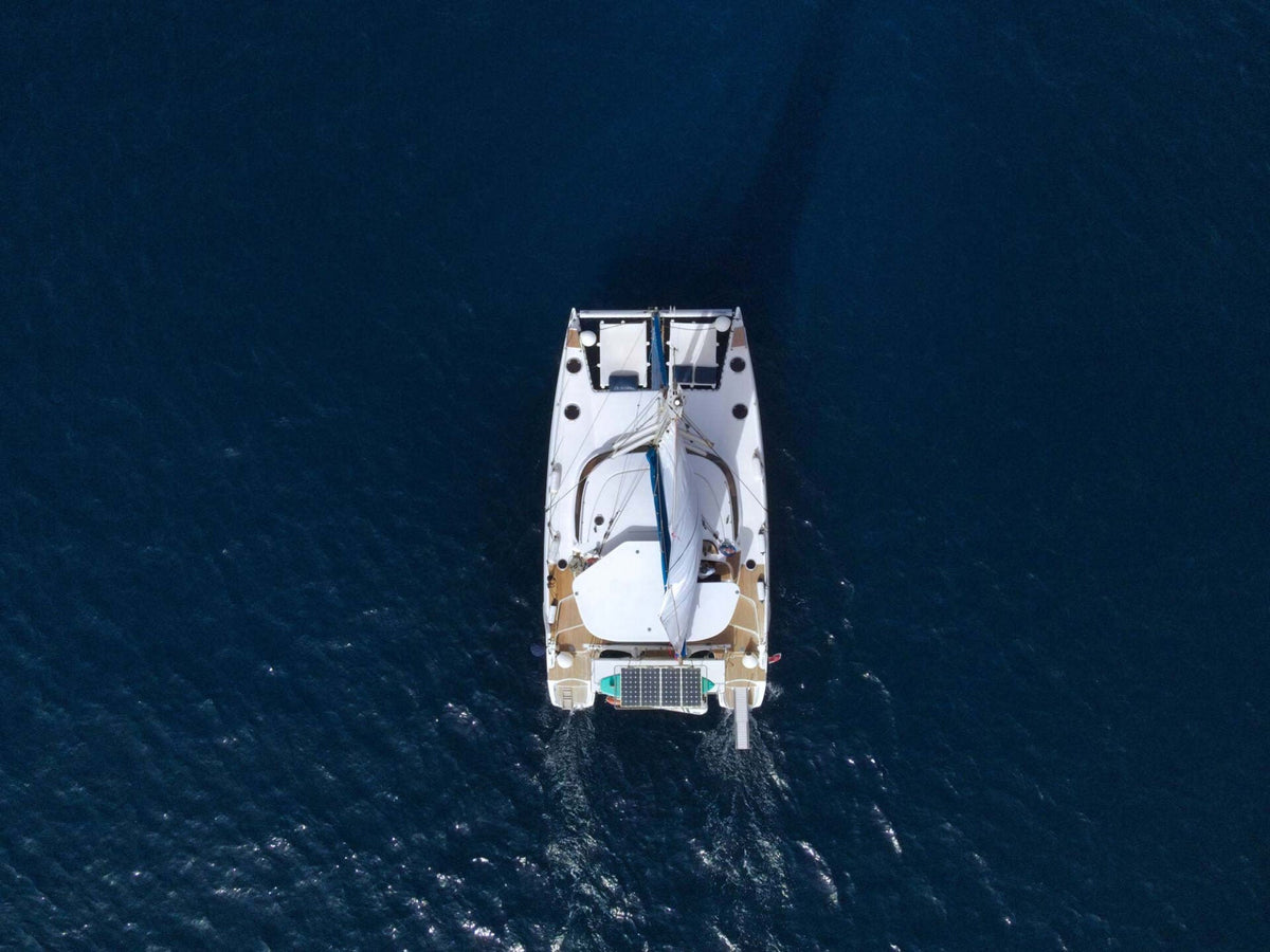 Catamarano a vela visto dall'alto in mare aperto a Malta