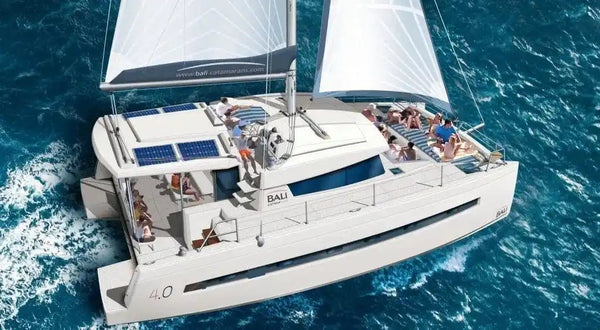Katamaran Bali 4.0 unter Segeln auf offener See (Herstellerfoto)