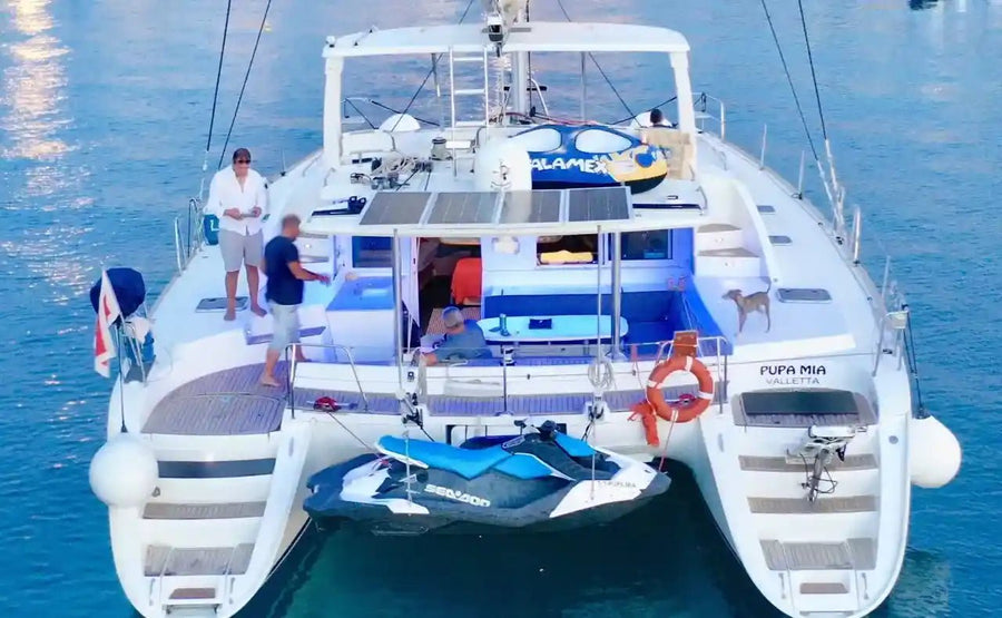 Privater Katamaran mit Jetski am Heck, vor Anker am späten Nachmittag auf Malta