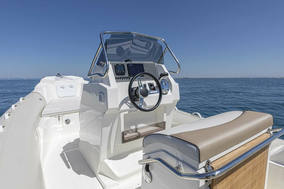 Helm station and bench seat of the RIB (manufacturer's photo)